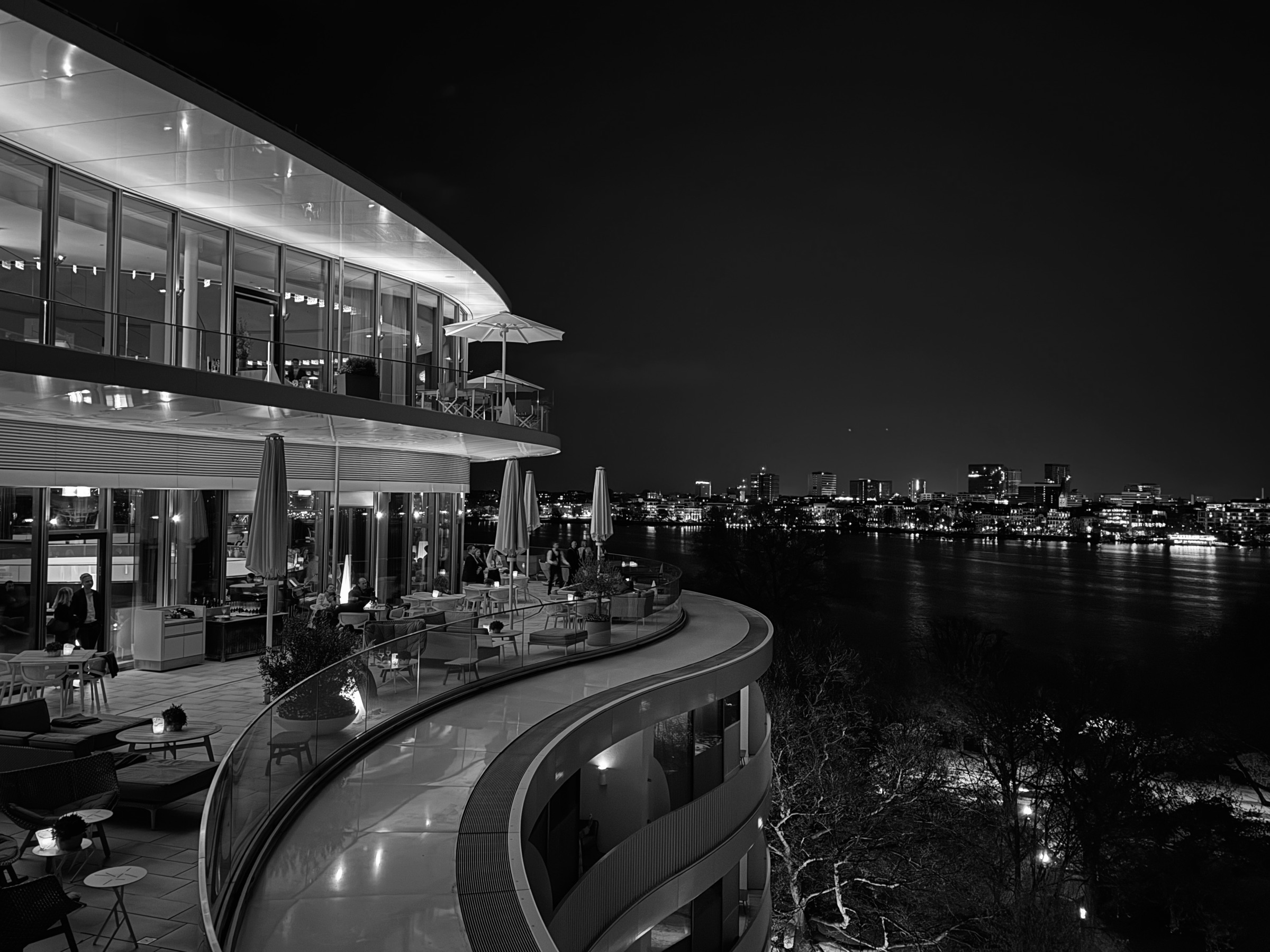 Hotel The Fontenay in Hamburg lit up at night, seen across the water