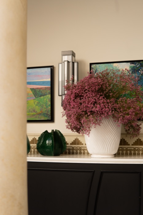 Console with a large pink flower arrangement in a guest area of Hotel Palacio Don Ramón